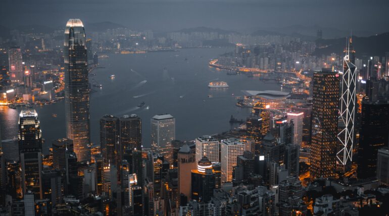هل يستطيع برنامج الاستثمار الجديد لرأس المال الجديد في هونج كونج أن يتفوق على سنغافورة؟